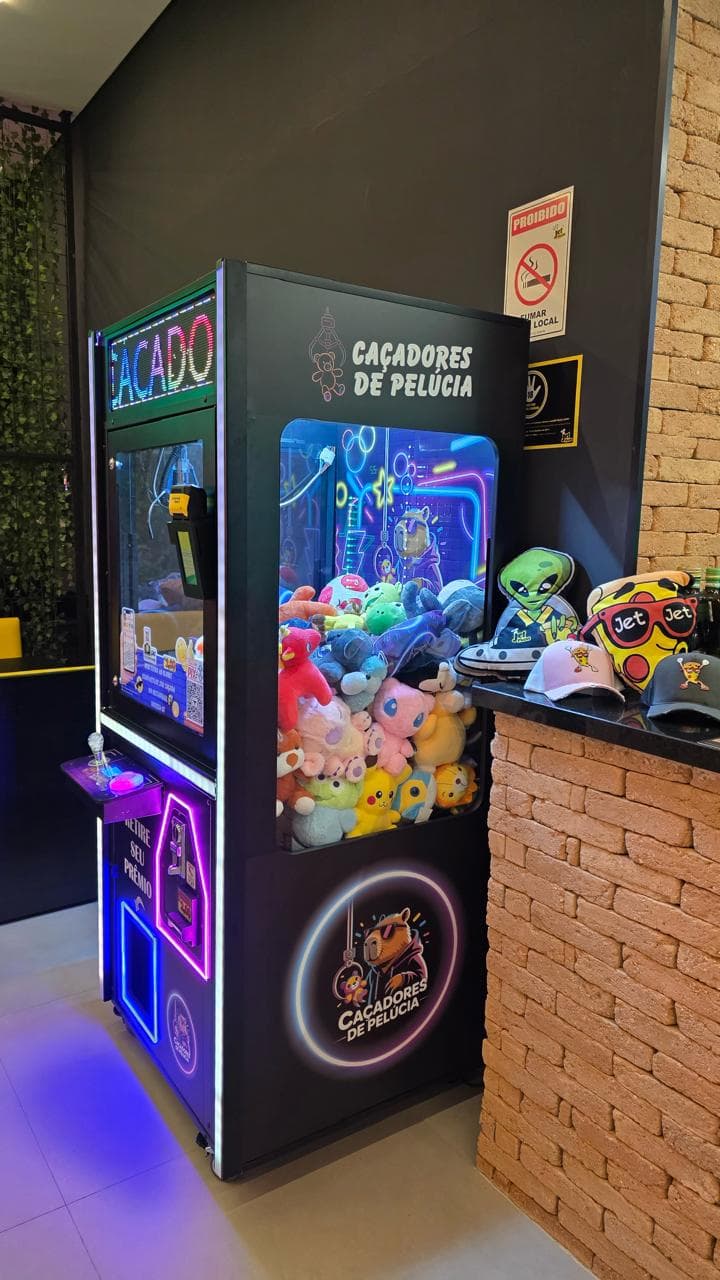Máquina de pelúcia completa instalada em estabelecimento comercial