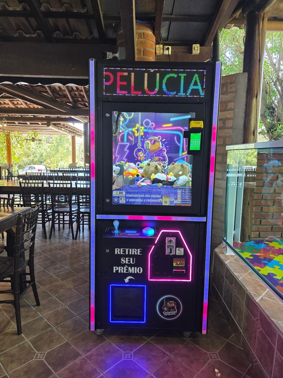 Máquina de pelúcia instalada em restaurante rústico