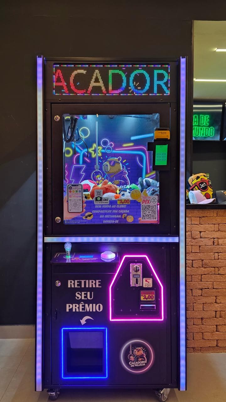 Máquina de pelúcia com letreiro LED colorido