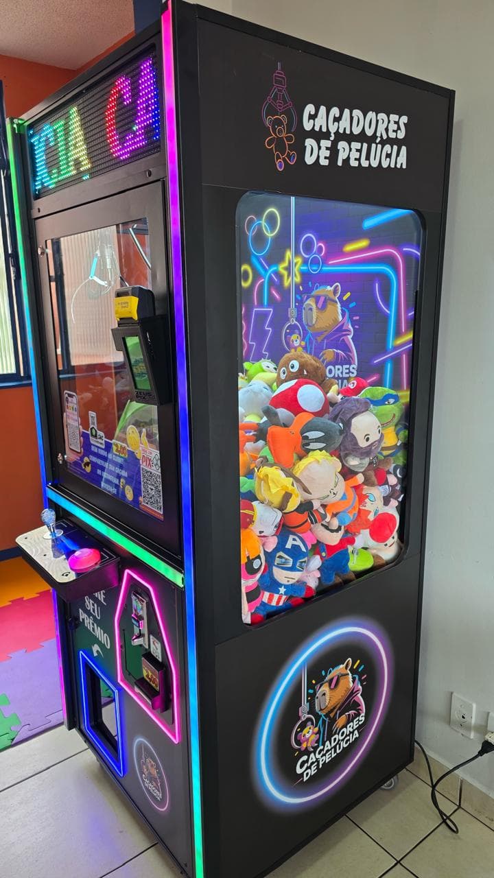 Máquina de pelúcia em espaço kids