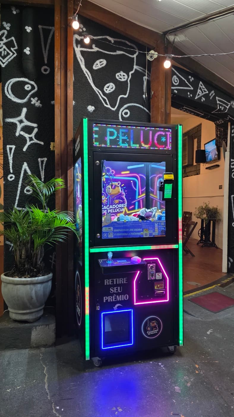 Máquina de pelúcia instalada em mercado parceiro