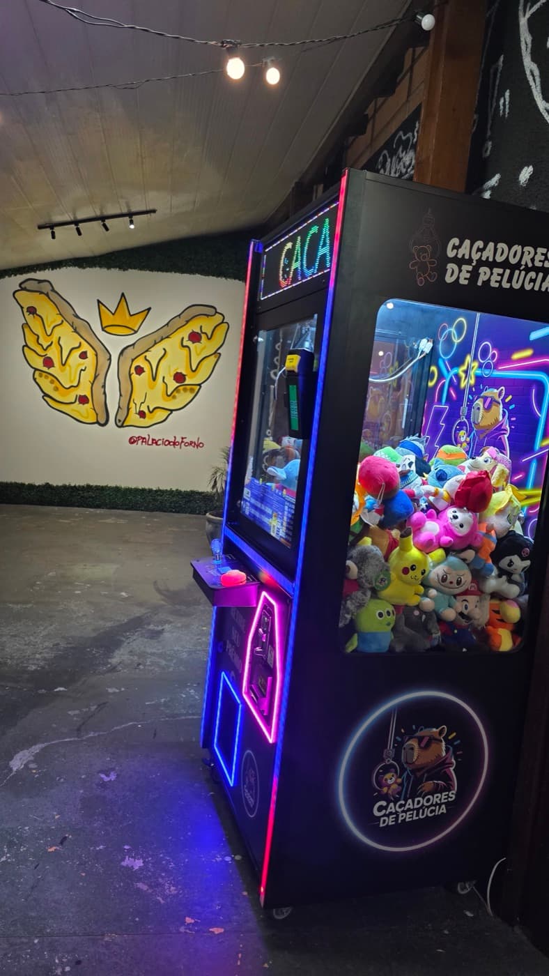 Máquina grua de pelúcias em funcionamento