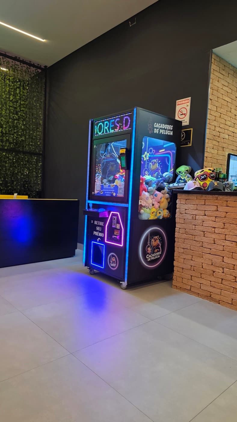 Clientes utilizando máquina de pelúcia em restaurante