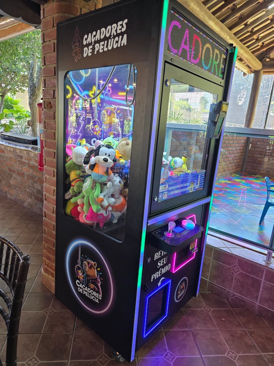 Máquina de pelúcia moderna em galeria comercial